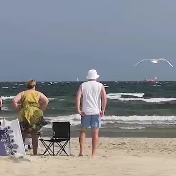 Wiatr przyniósł ulgę po upale. Tak wygląda plaża w Świnoujściu w niedzielny poranek