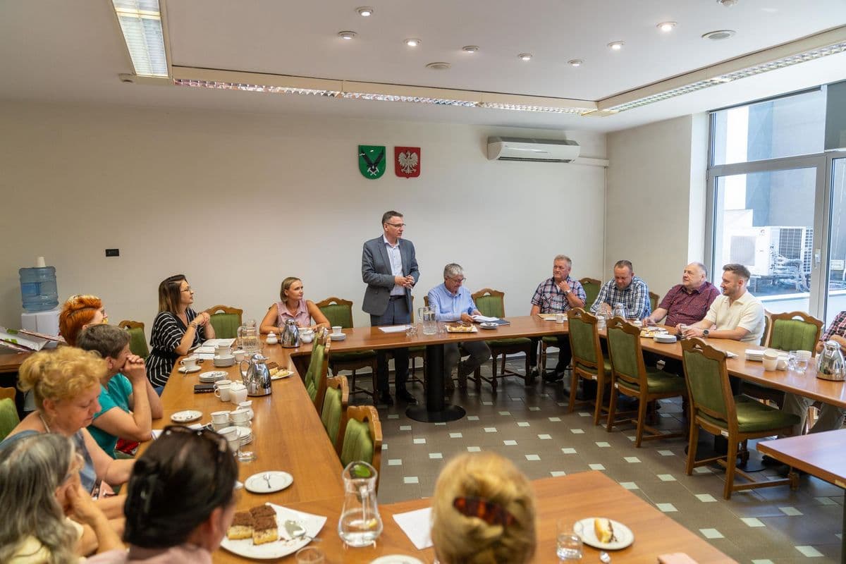Rozmowy o sołectwach i osiedlach Prezydent Michał Urgoł regularnie spotyka się z przedstawicielami jednostek pomocniczych, aby porozmawiać o sytuacji jastrzębskich osiedli i sołectw. Kolejne takie spotkanie miało miejsce wczoraj.