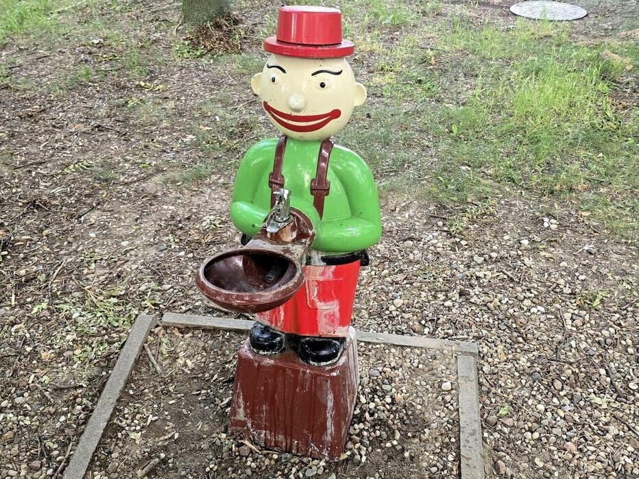 Kolejny zdrój wody pitnej zdewastowany