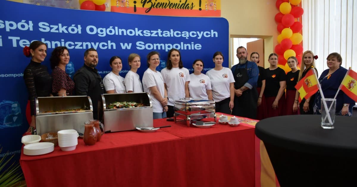 Hiszpańskie smaki w Sompolnie. Uczniowie gotowali pod okiem szefów kuchni