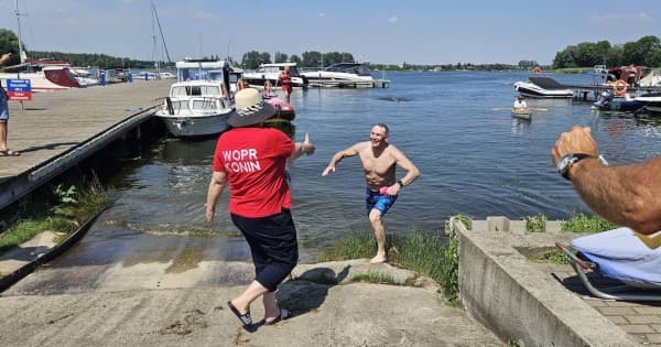 Zrobił to! Jurek Smug przepłynął wpław 16 km, by wesprzeć WOPR Konin