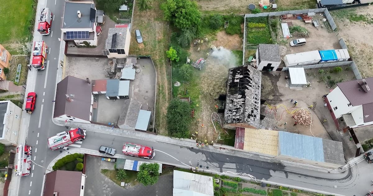 W Powidzu palił się budynek gospodarczy. Strażacy apelują