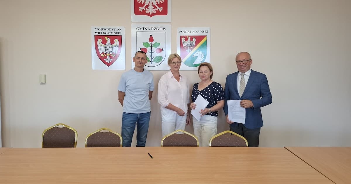 Rzgów. Podpisali umowę na przebudowę drogi Zarzew – Józefowo