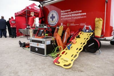 Łódzkie dla bezpieczeństwa. WOPR-y gotowe do sezonu Urząd Marszałkowski Województwa Łódzkiego po raz kolejny wspiera ratowników wodnych. WOPR-y w Piotrkowie Trybunalskim oraz w Skierniewicach otrzymały po 10…