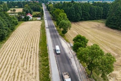 Droga Wojewódzka 485 zyskuje nową jakość. Trwa modernizacja odcinka Drużbice – Czarny Las Trwa modernizacja drogi wojewódzkiej nr 485 na odcinku Drużbice – Czarny Las. Przebudowa obejmuje 3,6 km trasy i jest w…