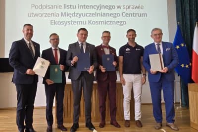 Politechnika Łódzka będzie współtworzyć centrum kosmiczne Rektorzy pięciu szkół wyższych podpisali list intencyjny dotyczący utworzenia Międzyuczelnianego Centrum Ekosystemu Kosmicznego, czyli interdyscyplinarnej platformy współpracy naukowej, edukacyjnej, eksperckiej…