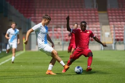 Piłka nożna. Trzy karne i wysoka wygrana. Widzew zmiażdżył Stal Pokaz siły urządził Widzew w pierwszy meczu kontrolnym rozgrywanym w Sercu Łodzi. Ekipa Aleksandra Vukovicia rozgromiła Stal Rzeszów 4:0. O…