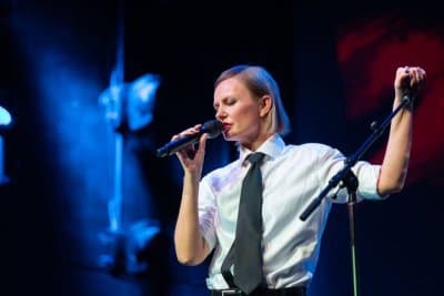 TOP wydarzeń kulturalnych na weekend Mocny spektakl o współczesnej dezinformacji w Teatrze Jaracza. Gwiazdy w Wieluniu, Bełchatowie i Tomaszowie: Ewa Farna, Paktofonika, Varius Manx, Roxie…