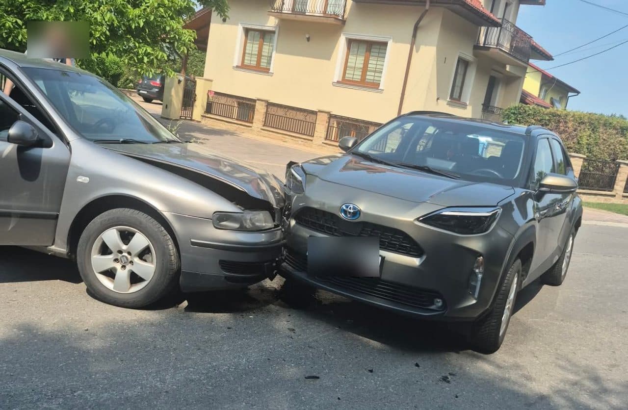 Zderzenie dwóch samochodów na skrzyżowaniu w Stojeszynie Pierwszym