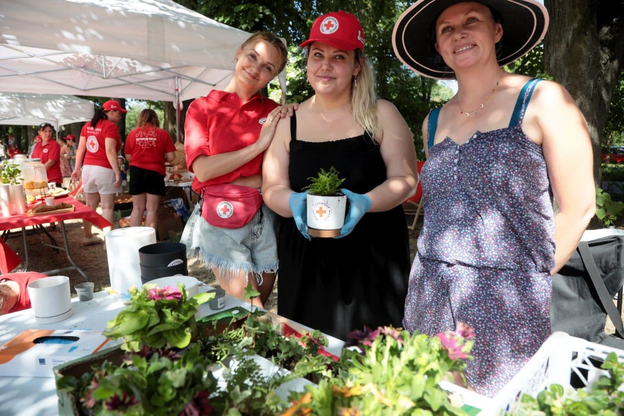 Bezpieczne wakacje zaczynają się od wiedzy. PCK zorganizował rodzinny piknik nad Zalewem Zemborzyckim