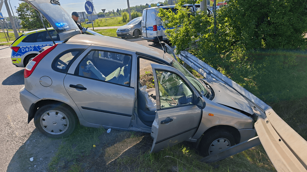 Pościg za kierowcą Łady w Białej Podlaskiej. 44-latek uderzył w bariery i był pod wpływem alkoholu oraz narkotyków
