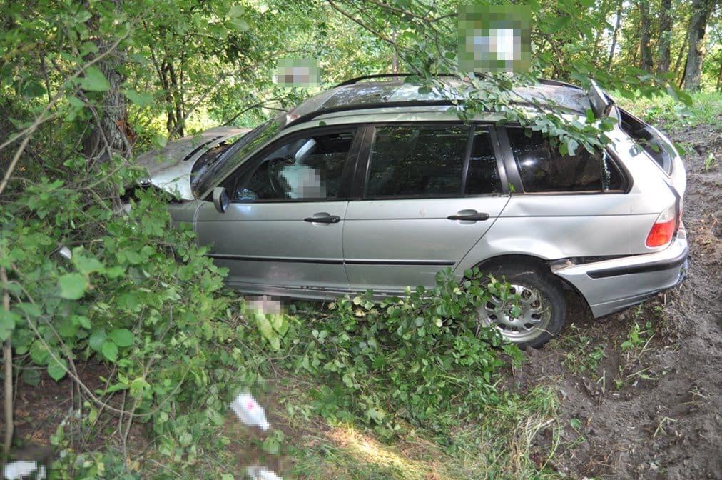 BMW uderzyło w drzewo w Drelowie. Kierowca miał ponad dwa promile alkoholu