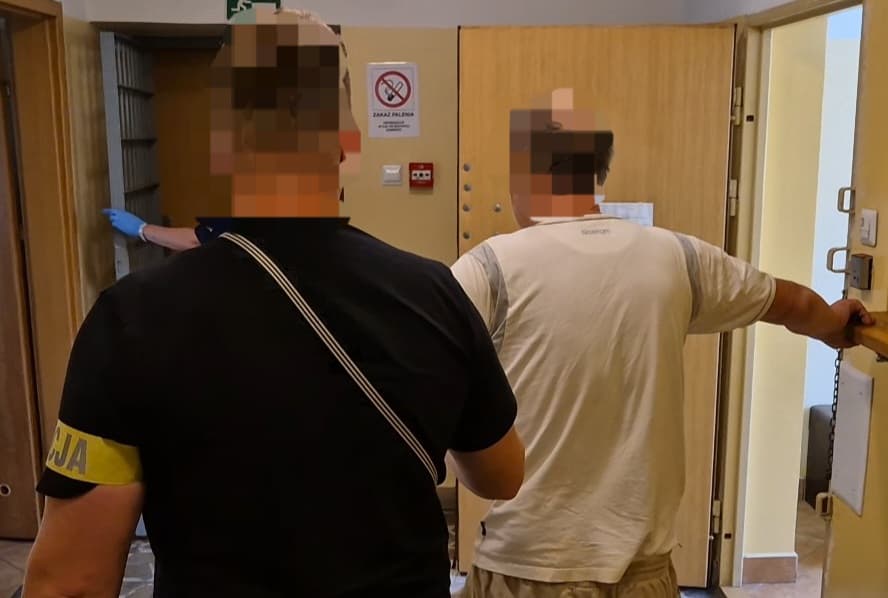 60-latek z siekierą wtargnął do domu. Miał blisko 3 promile alkoholu i groził rodzinie
