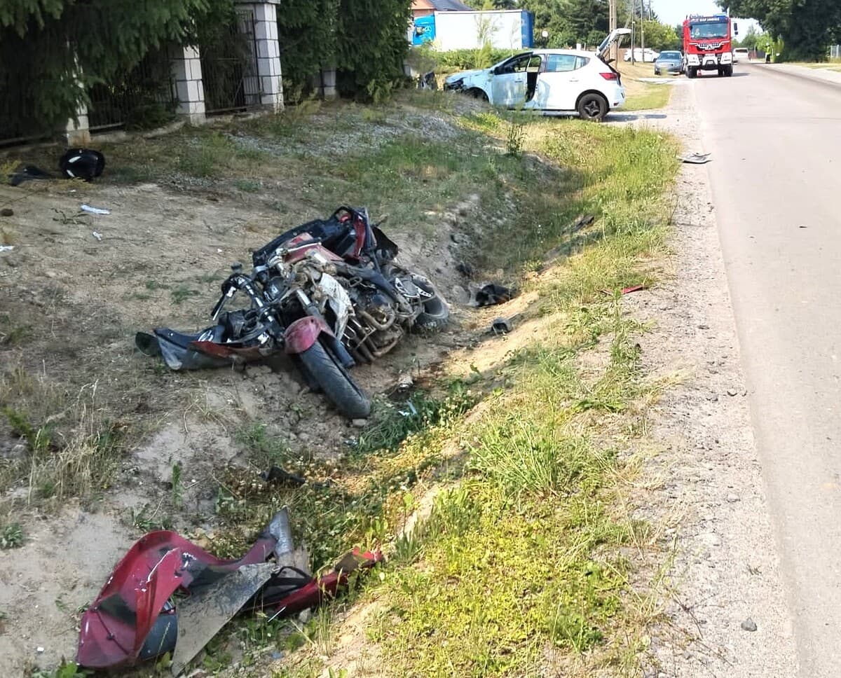 Zderzenie Dacii z motocyklem w Charlężu. 29-latek trafił do szpitala