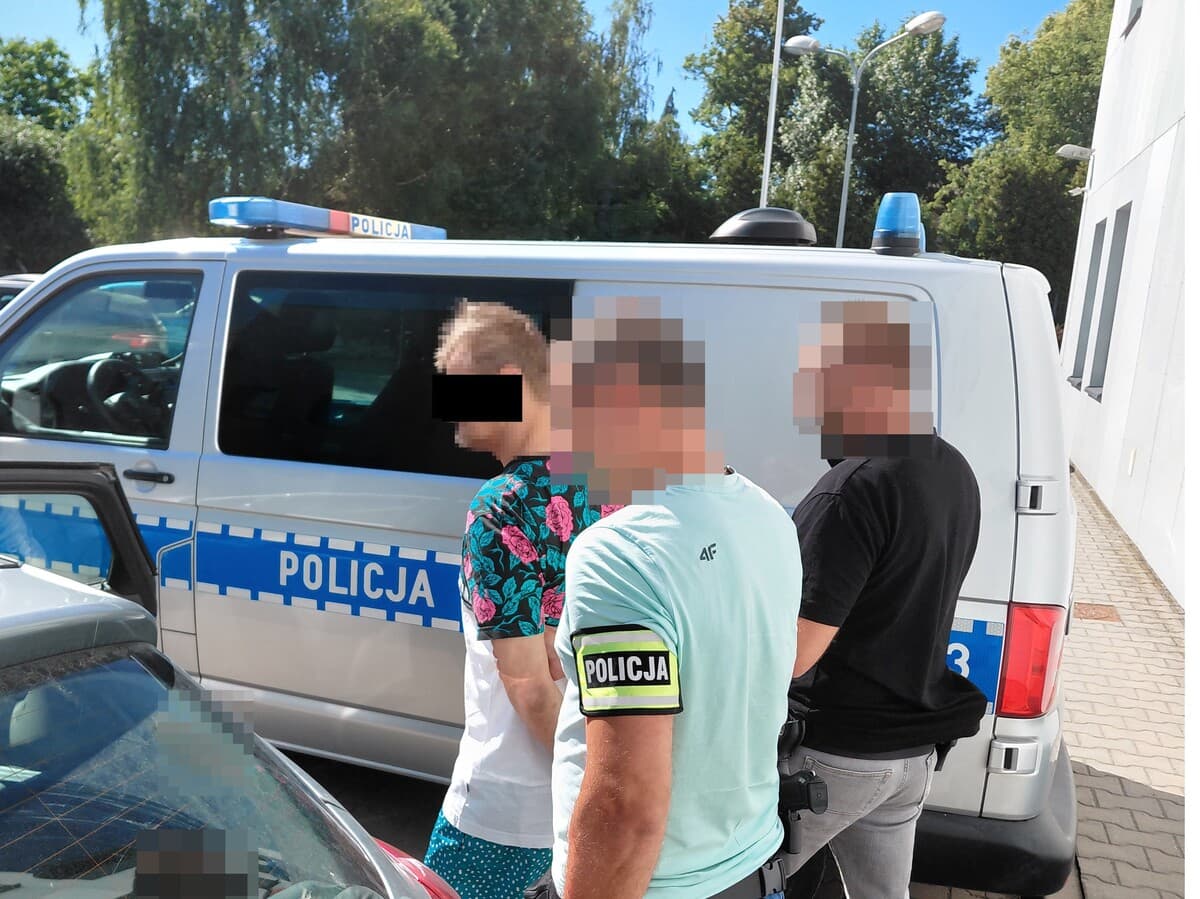 Ponad kilogram narkotyków i 20 tysięcy złotych zabezpieczone przez policjantów. 44-latek trafił do aresztu