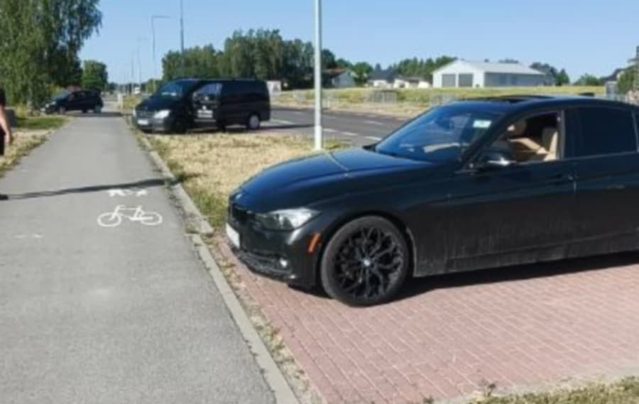 Kolizja BMW z karawanem na DW 835. Do zdarzenia doszło podczas wyprzedzania