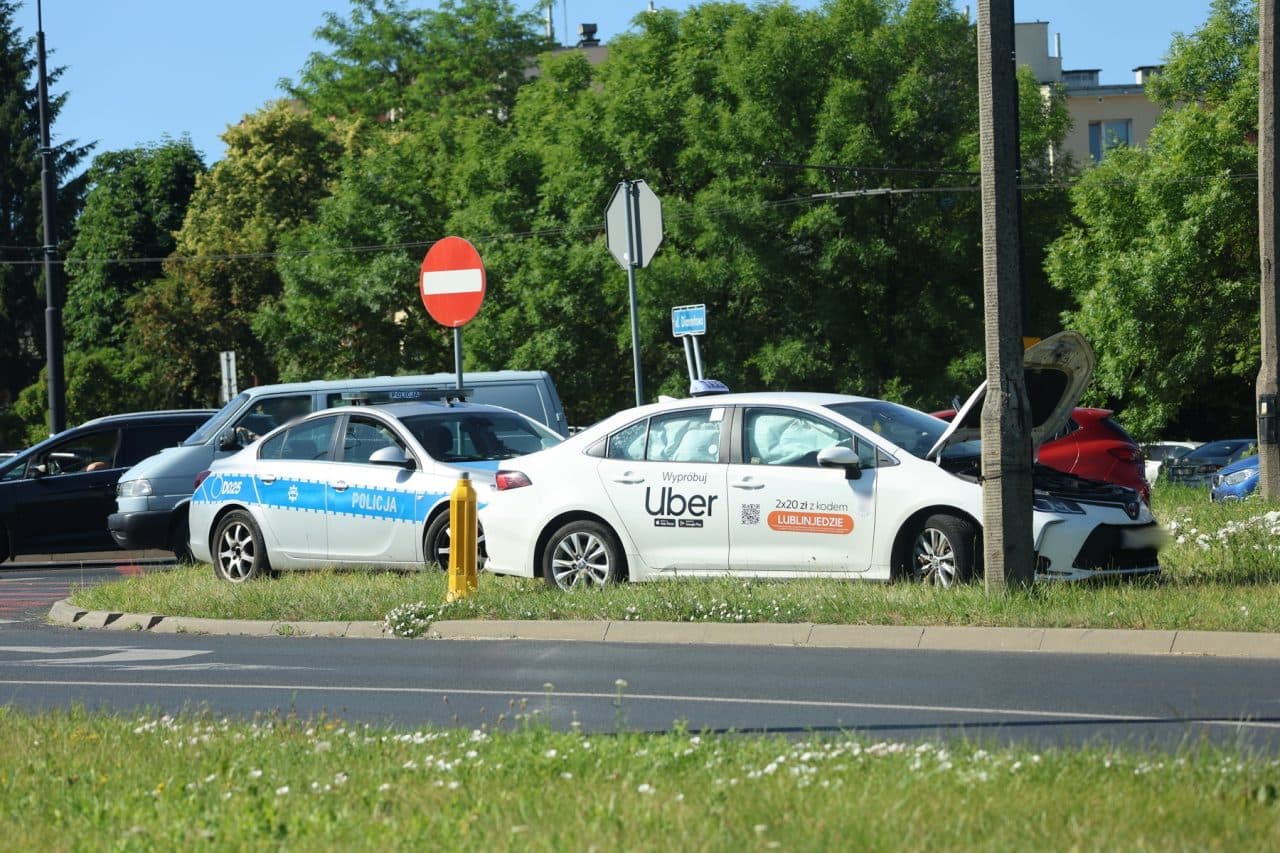Poranne zderzenie dwóch samochodów na skrzyżowaniu ul. Diamentowej i Wrotkowskiej