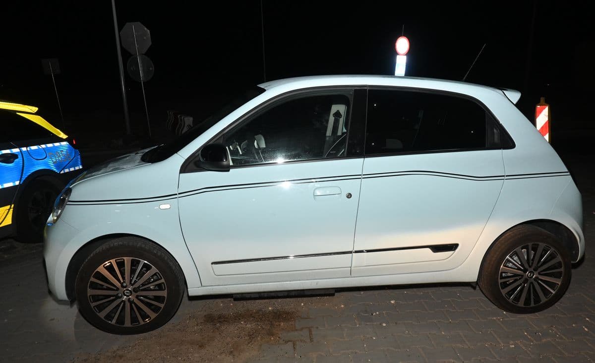 15-latek za kierownicą Renaulta uderzył w radiowóz. Policjantki wybiły szybę, by zatrzymać auto