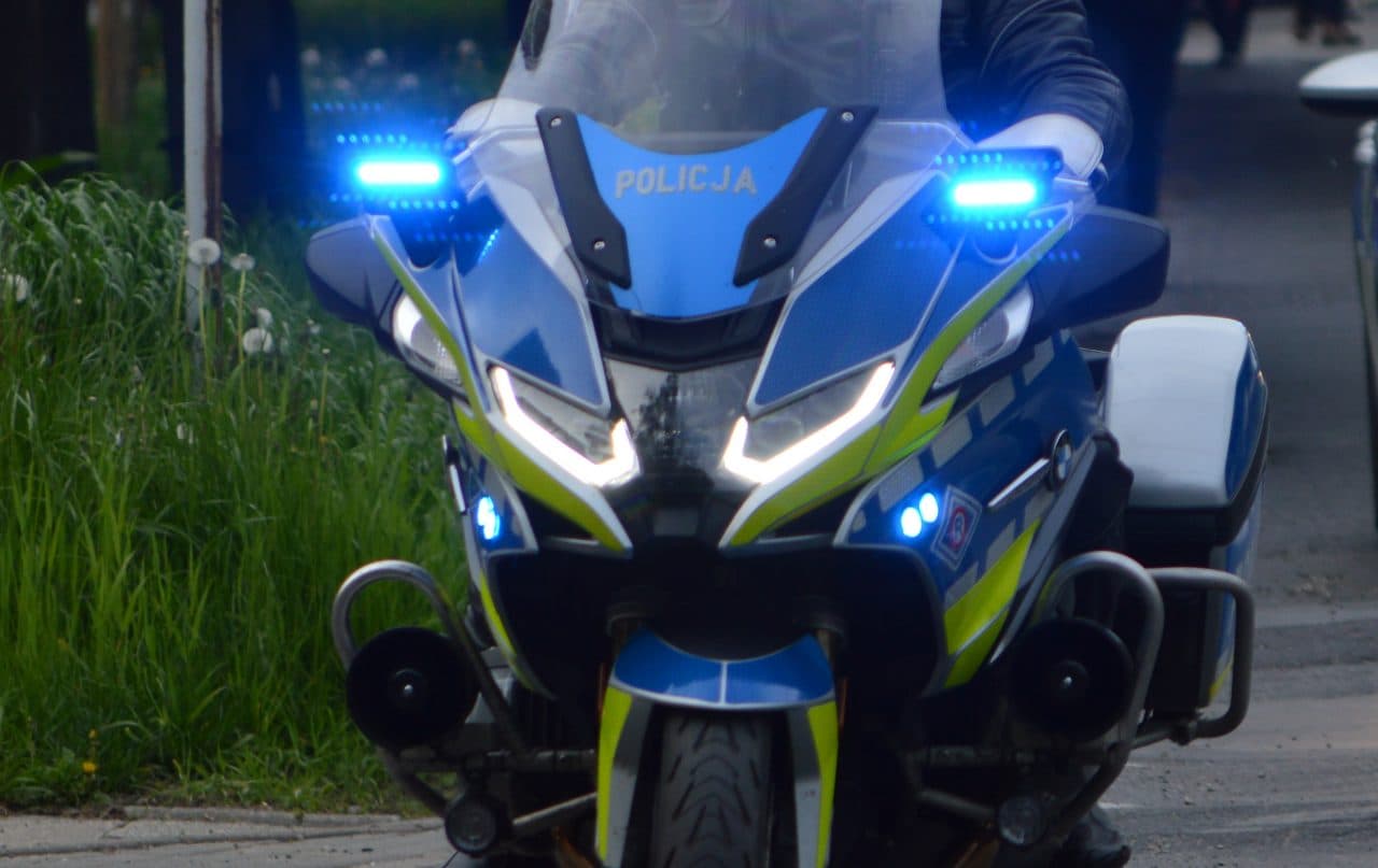 Zderzenie pojazdów na DK63 w Radzyniu Podlaskim. Jeden pas ruchu jest zablokowany