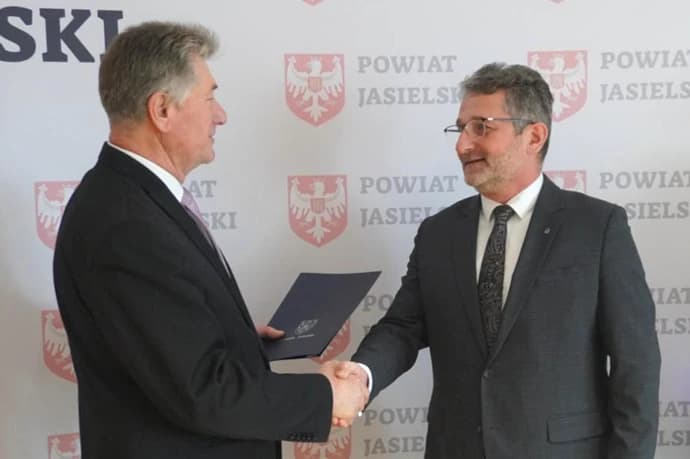35 lat służby dla powiatu. Starosta Jasielski uhonorował Roberta Zawiszę