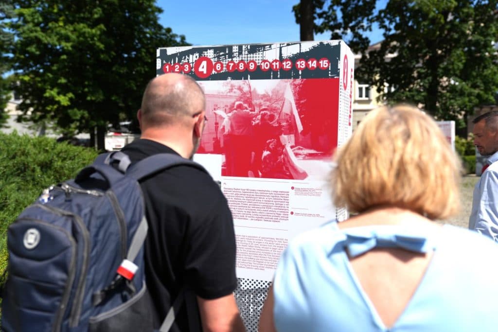 Otwarcie wystawy „Polski protest 1976” w Radomiu. Plenerowa ekspozycja pokazuje również genezę protestu w innych miastach