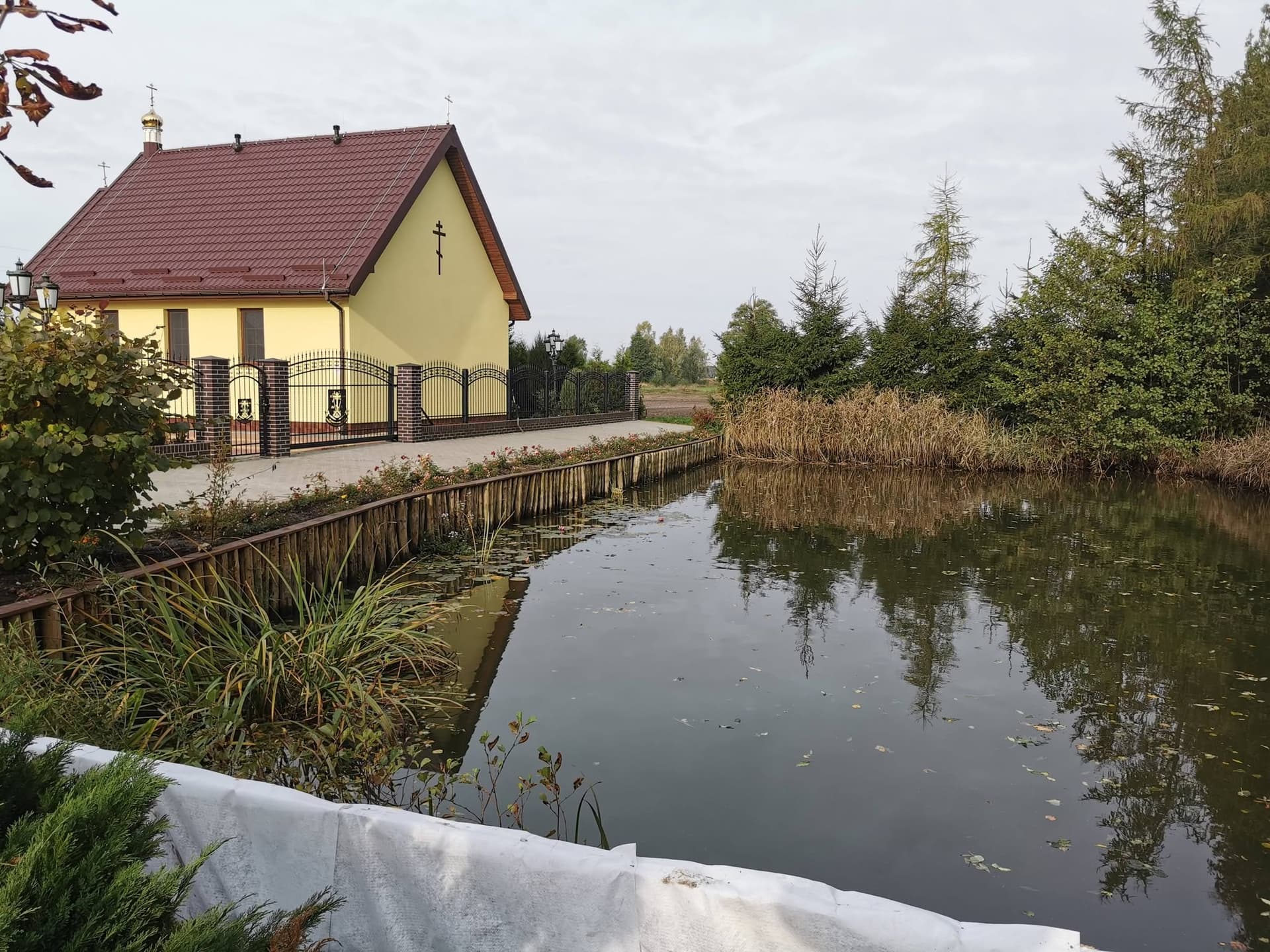 Brzegi stawu przy cerkwi wymagają pilnego zabezpieczenia. Parafia apeluje o wsparcie