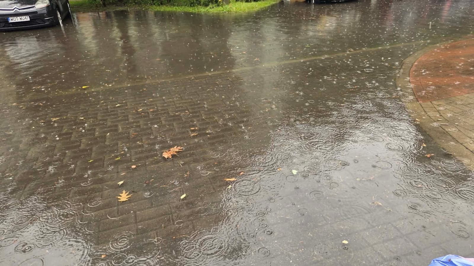Zalane ulice, piwnice i utrudnienia na drogach