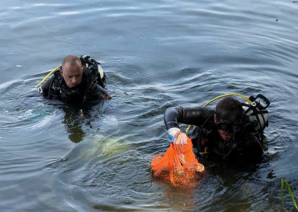 Nurkowie wyciągnęli z Jeziora Durowskiego ponad 200 kg śmieci