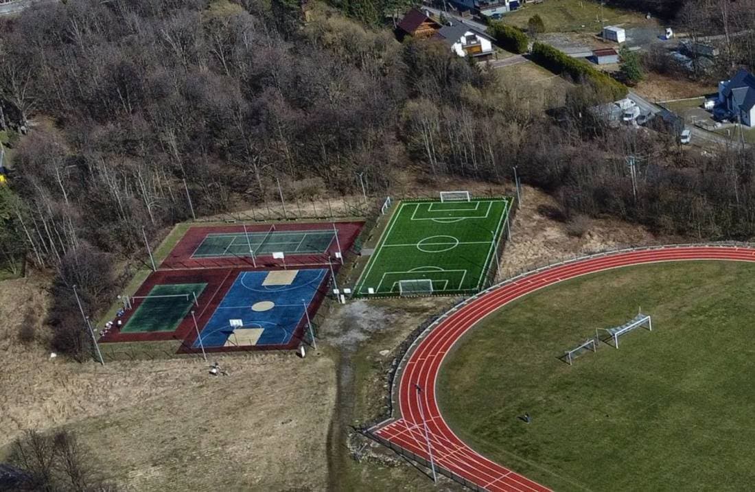 Gmina Stryszawa z dofinansowaniem na modernizację boisk sportowych. Inwestycja zakończy się jesienią. Czytaj więcej