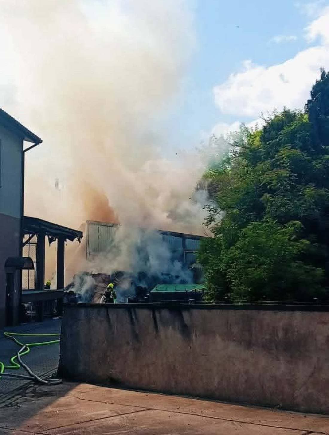 Pożar budynku magazynowego w Makowie Podhalańskim. Trwa akcja gaśnicza! Czytaj więcej