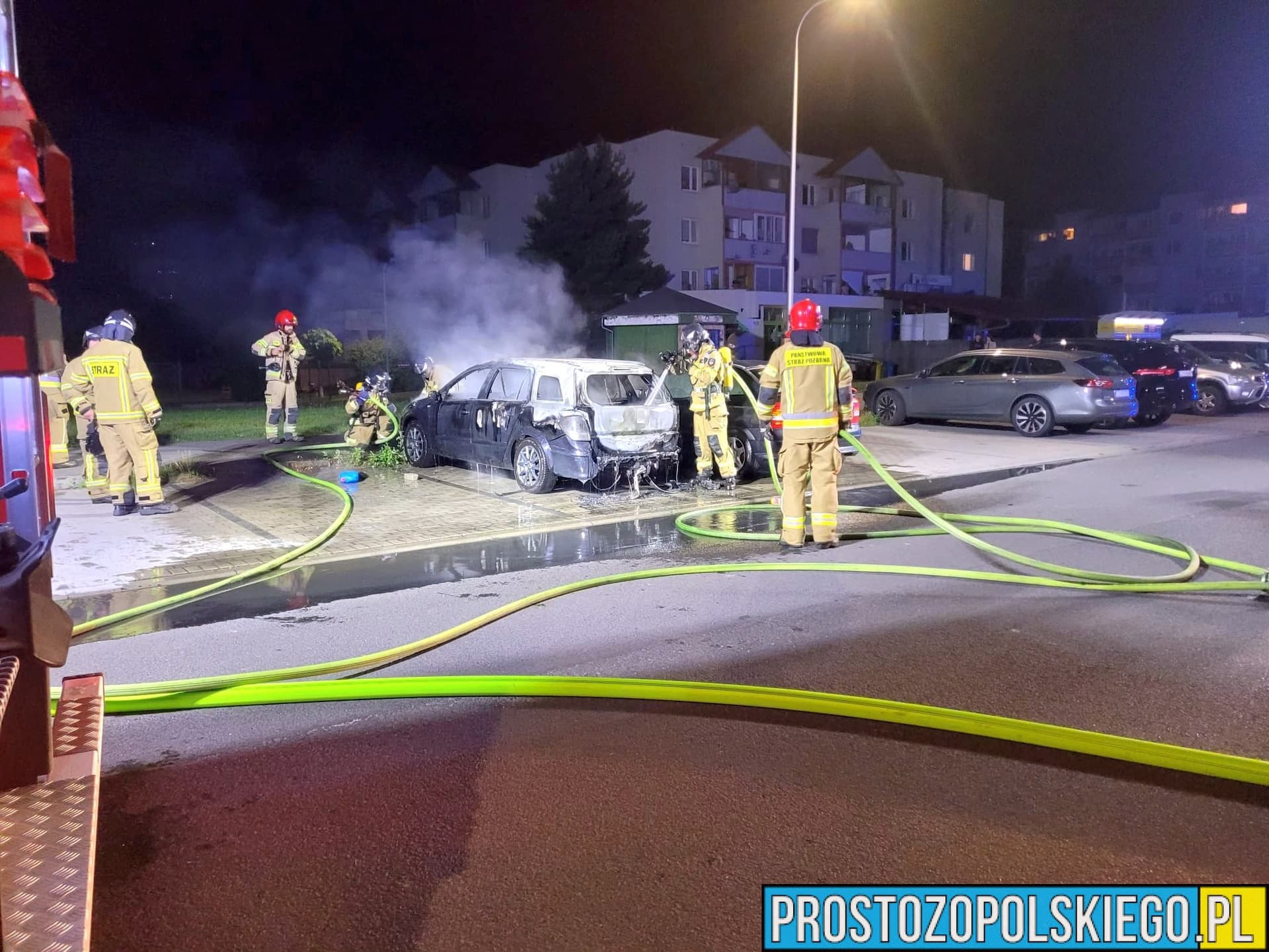 Dwa auta w ogniu na Metalchemie. Policja sprawdzi, czy doszło do podpalenia(WIDEO)