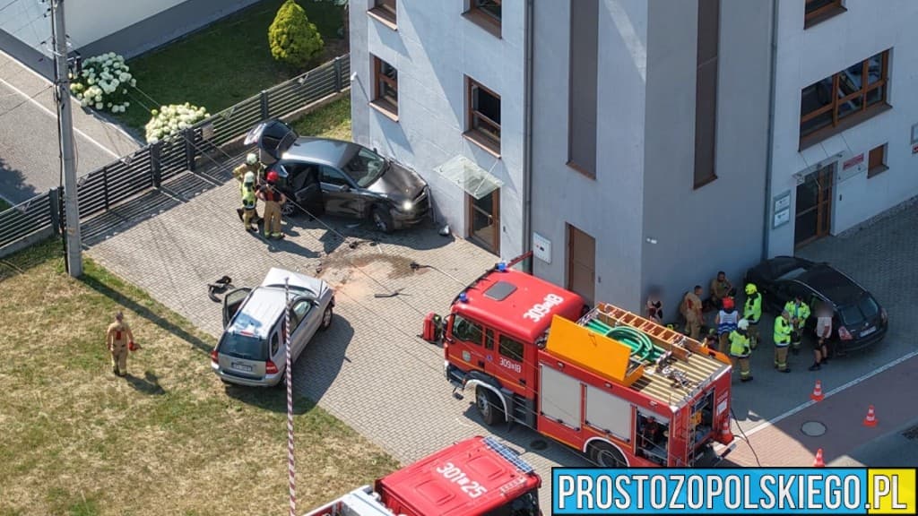 Kierowca stracił panowanie nad pojazdem. Auto uderzyło w budynek remizy OSP Gosławice