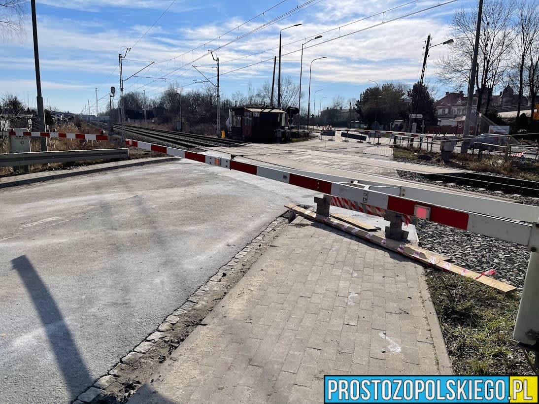 Kierowca ciężarówki wyłamał rogatki, by uniknąć zderzenia z pociągiem. Policja wyjaśnia okoliczności zdarzenia
