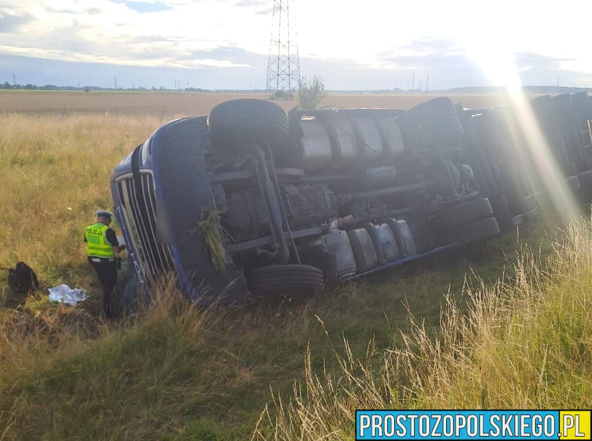 Ciężarówka przewróciła się na A4 koło Sarny Małych. Kierowca trafił do szpitala