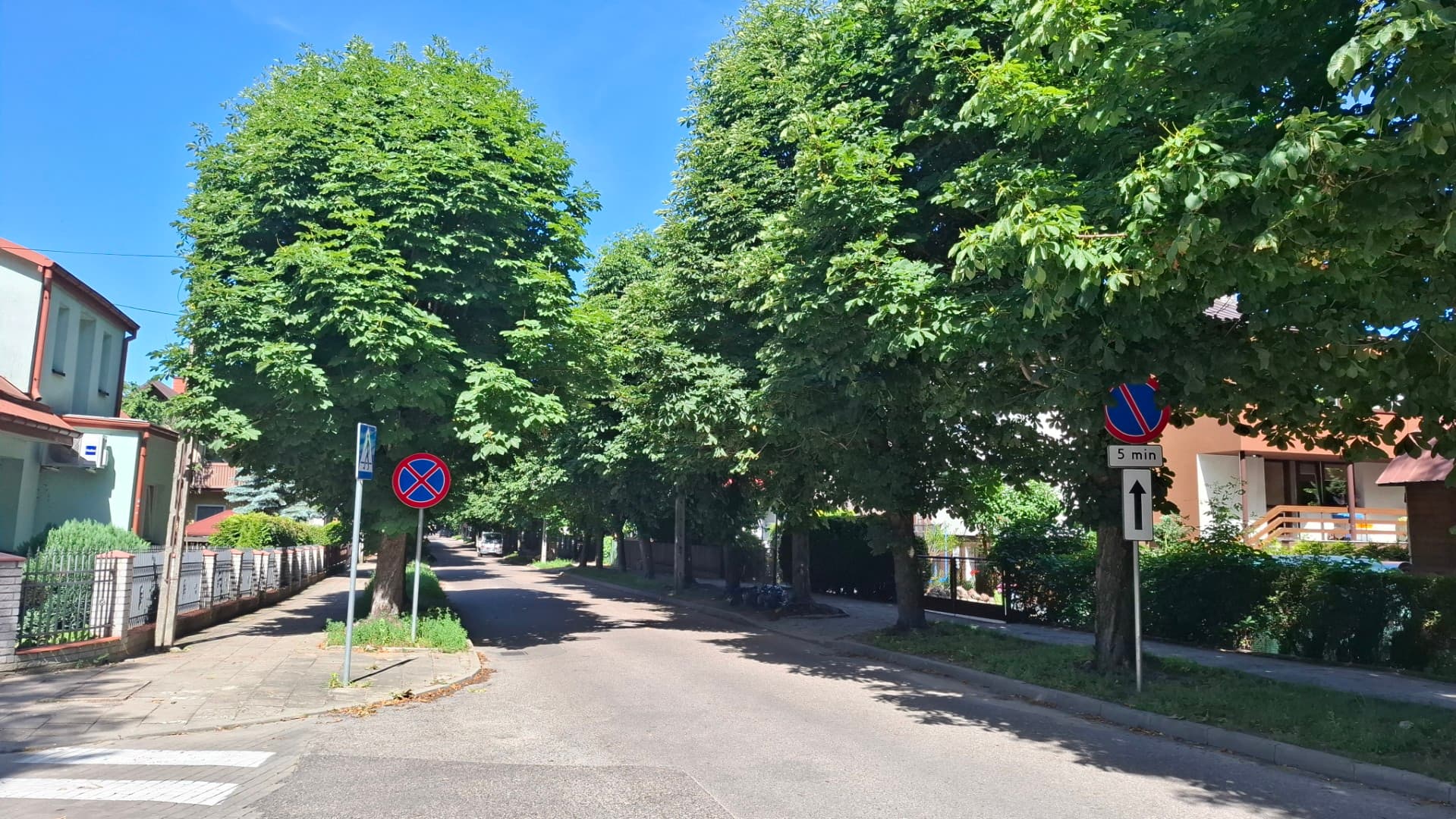 Spór o zakaz parkowania na ulicy Kasztanowej w Augustowie
