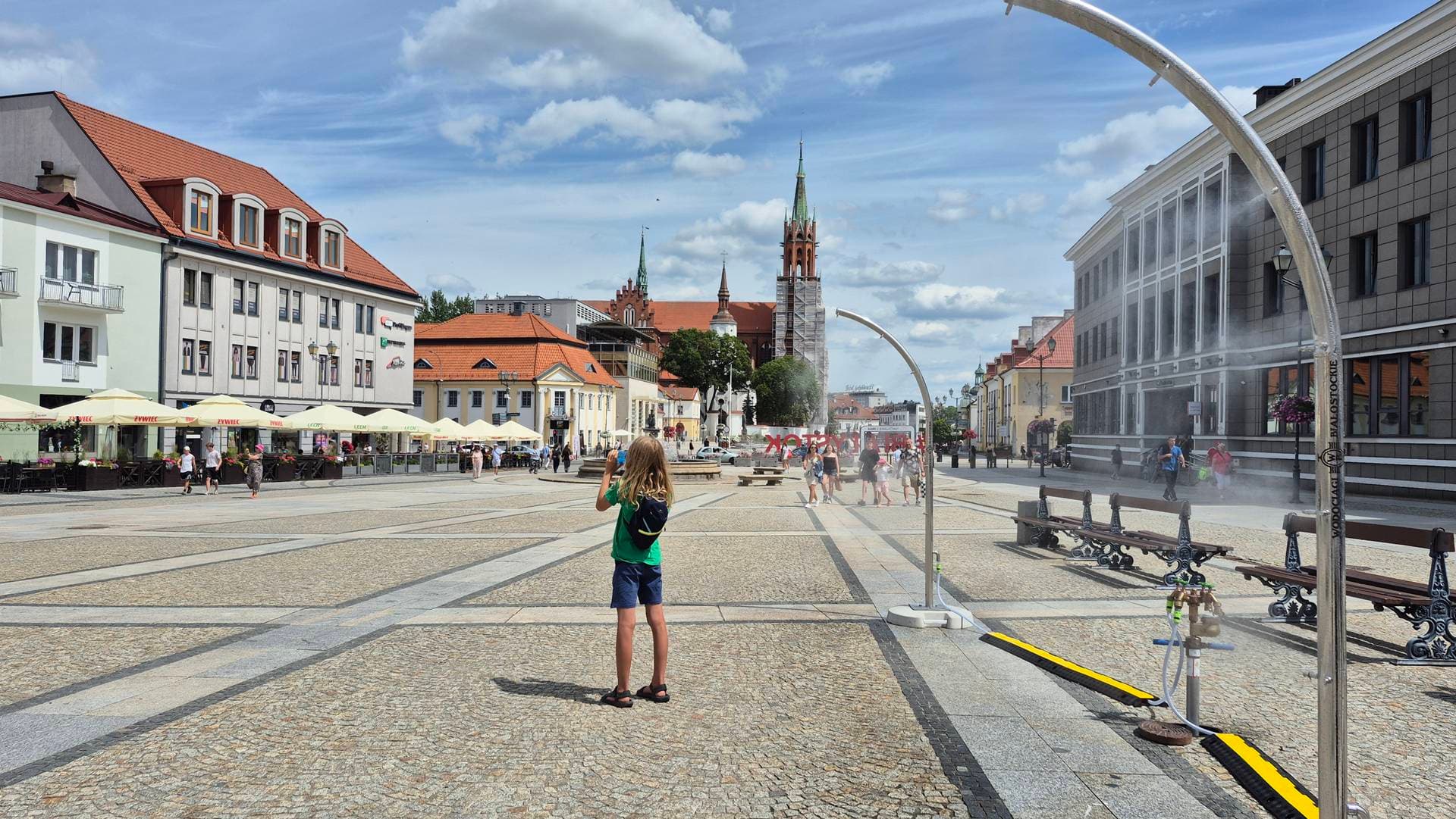 BIAŁYSTOK Kurtyny wodne wróciły na Rynek Kościuszki. Białystok walczy z upałem