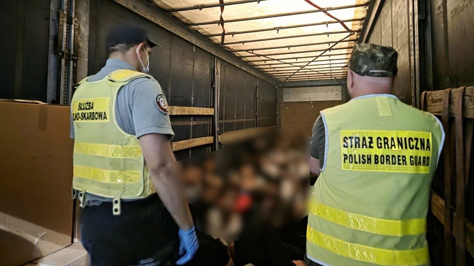 GRANICA Ukryci w naczepie ciężarówki. Podlascy funkcjonariusze zatrzymali w Budzisku 54 migrantów