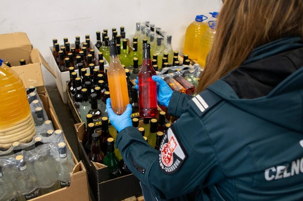 Z PROKURATURY Siedmiu mężczyzn oskarżonych o działanie w grupie zajmującej się produkcją bimbru
