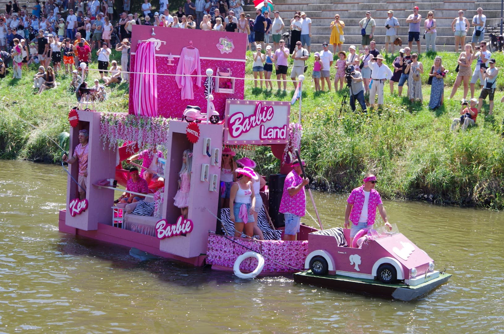 Pływadła 2026. Nad Odrą w Raciborzu tłumy ludzi, a na wodzie święty Mikołaj, Barbie i Słoneczny Patrol [WIDEO, ZDJĘCIA]
