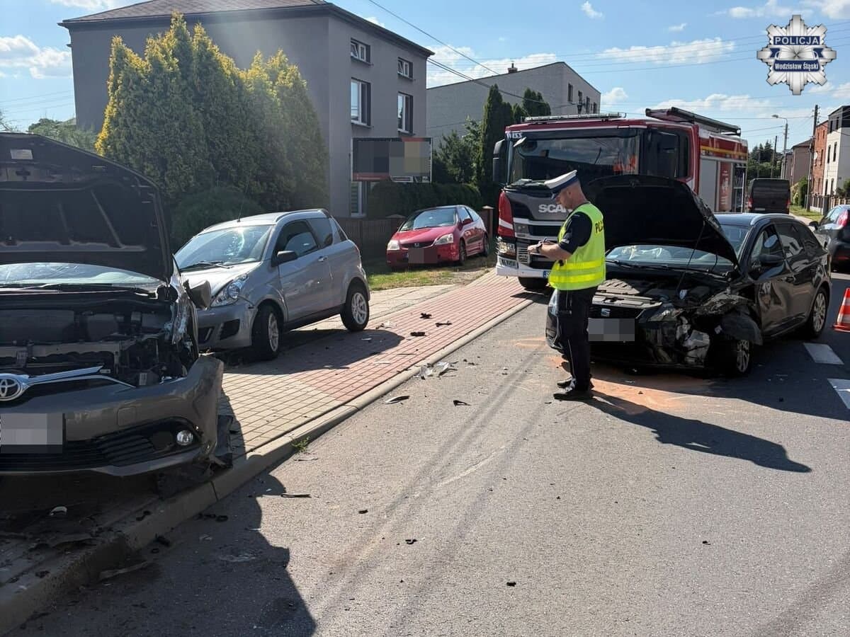 Wypadek w Rydułtowach. Powodem niezachowanie należytej ostrożności, sprawca ze sporym mandatem [ZDJĘCIA]