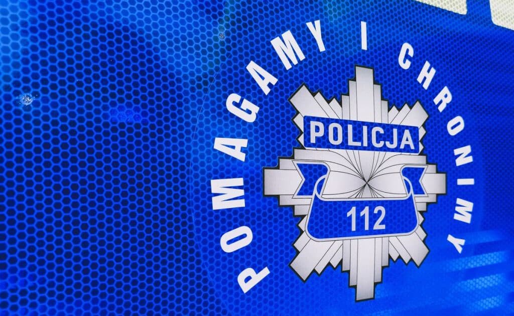 Dramatyczna interwencja w Wapienicy. Policjant uratował mężczyznę siedzącego na parapecie 10. piętra