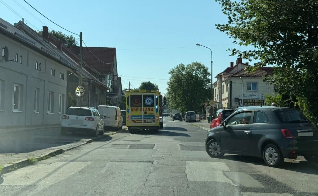 Pracownik MOPS-u uratował seniora. 69-latek leżał bezradny w mieszkaniu
