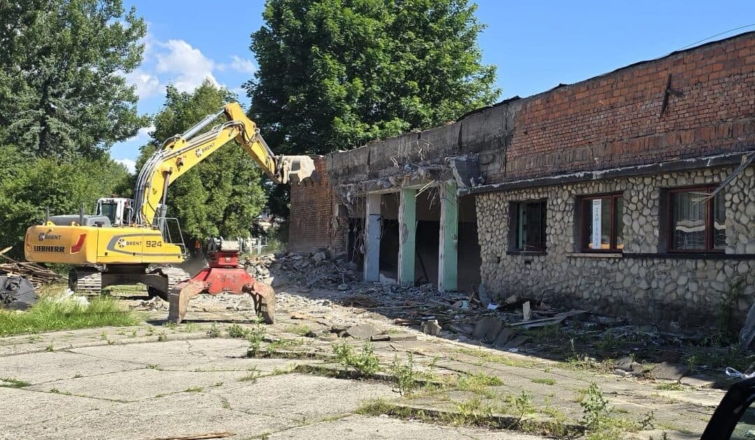 Koniec dworca, który od lat straszył mieszkańców. Budynek znika z mapy miasta