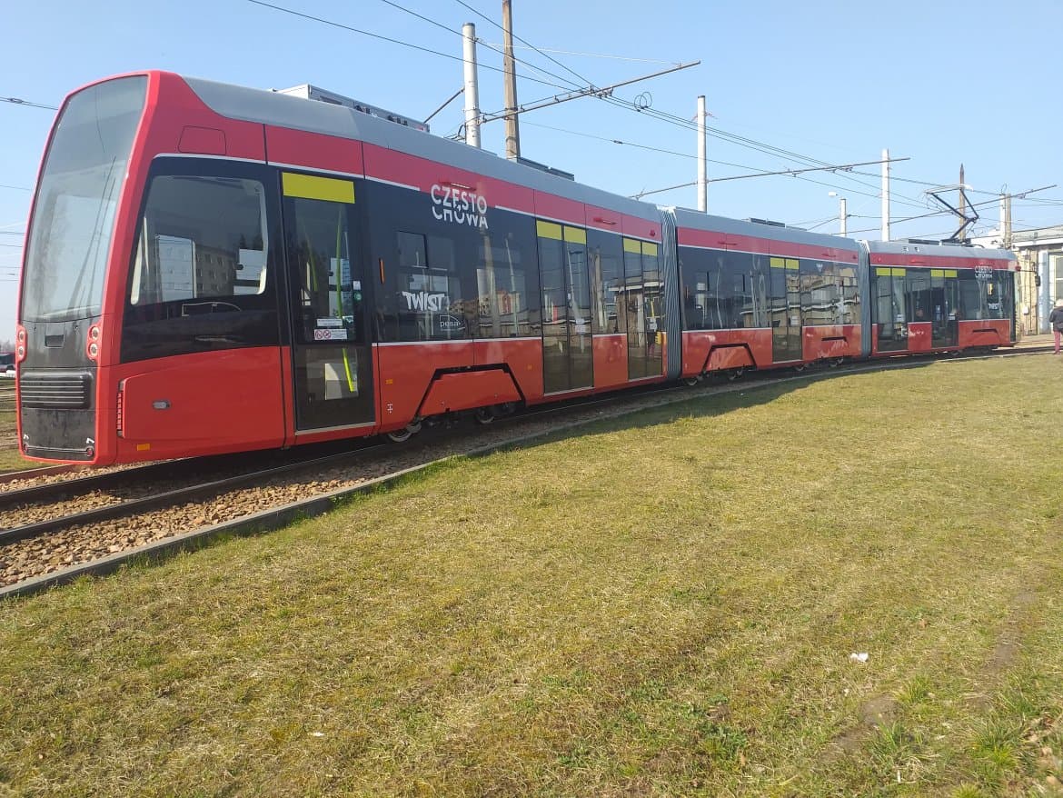 Awaria sieci trakcyjnej w Częstochowie. Dziś tramwaje linii 1 i 2 nie będą już kursować. W zamian jeżdżą autobusy