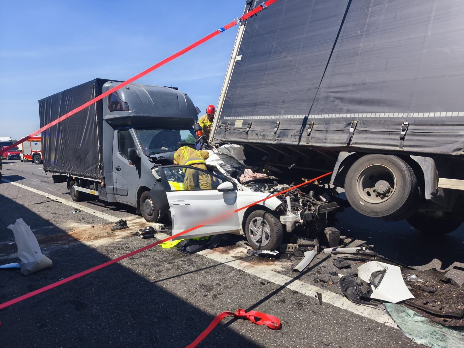 Autostrada A1 w kierunku na Łódź zablokowana po zderzeniu trzech pojazdów [AKTUALIZACJA]