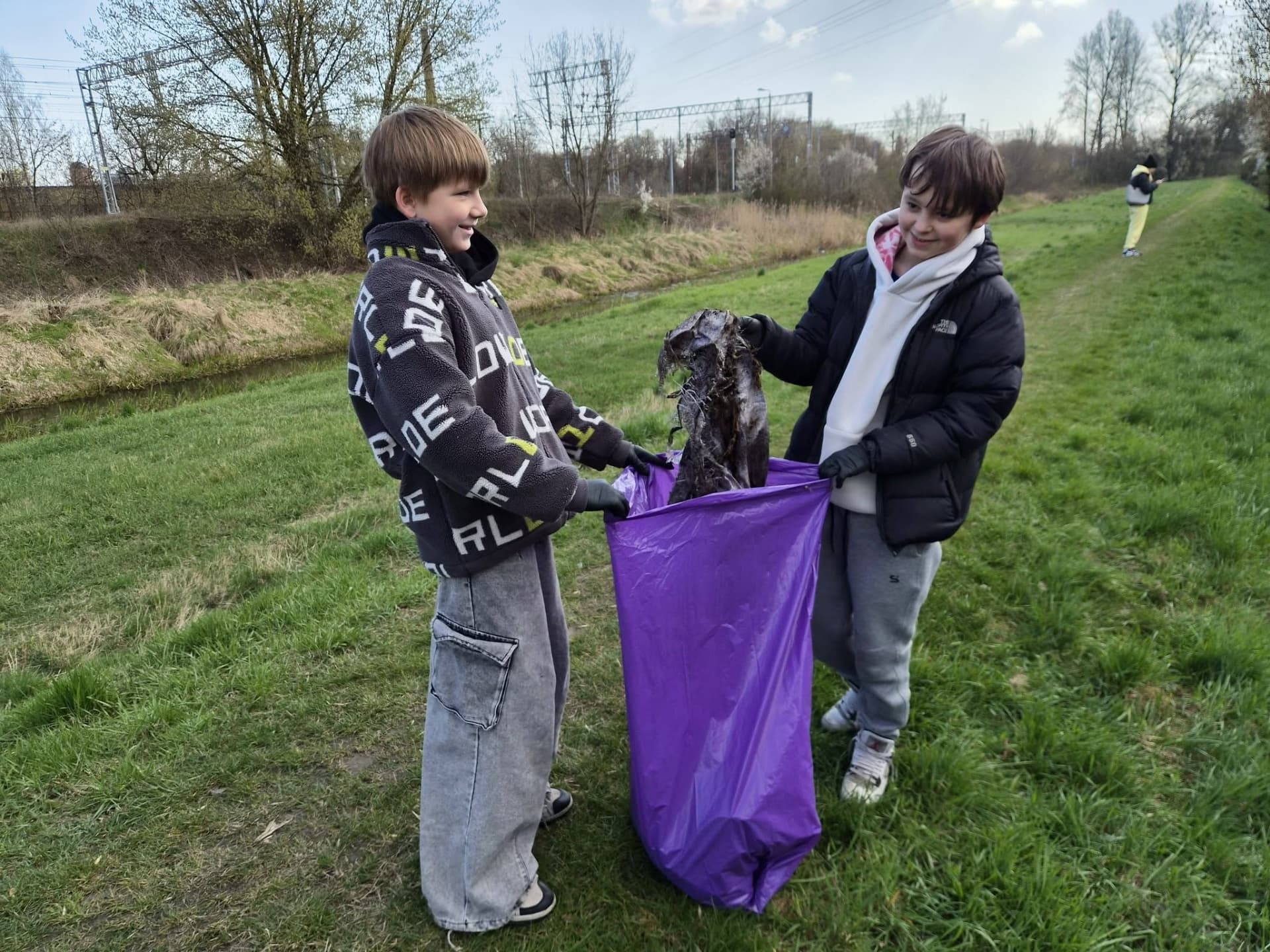 Centrum Usług Komunalnych: pozbywanie się starych ubrań ciągle sprawia nam kłopot