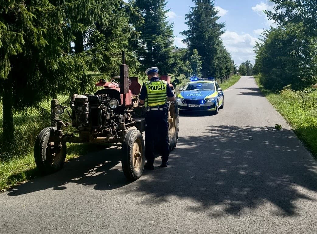 Policja w Radomsku: uciekał przed funkcjonariuszami traktorem
