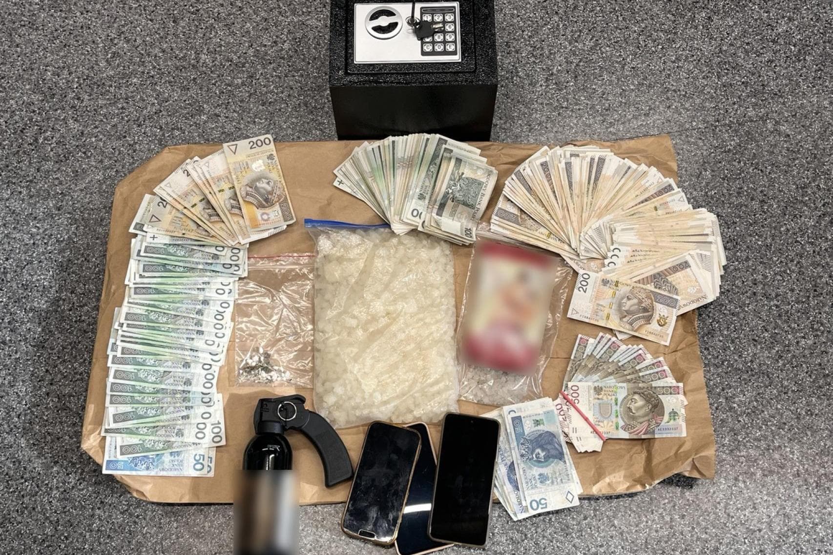 Policja zatrzymała podejrzanego o handel narkotykami. Zabezpieczono kilogram mefedronu