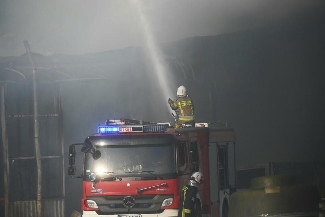 Pożar hali w Mszanie Dolnej. Jedna osoba jest ranna