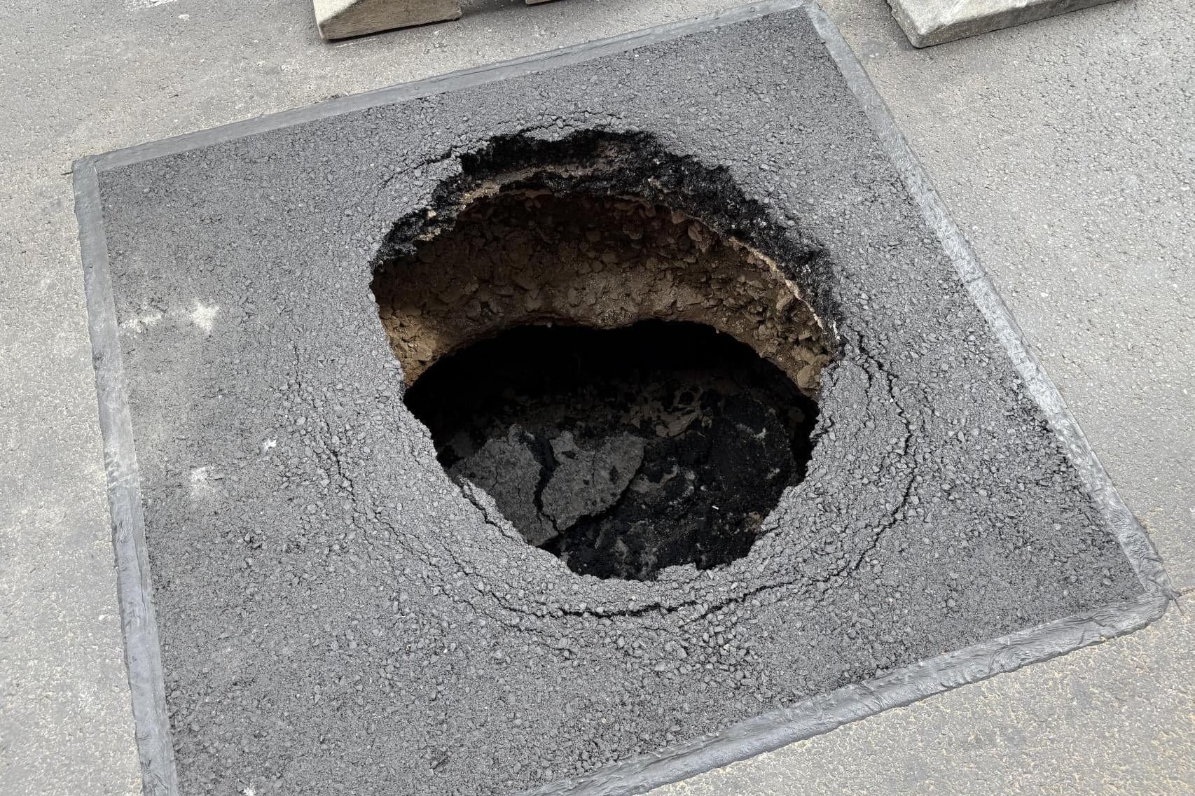 Utrudnienia na Alejach Trzech Wieszczów. Na buspasie pojawiła się ogromna dziura